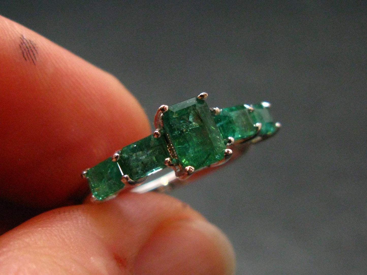 Emerald Faceted Silver Ring from Colombia - 2.13 Grams Total - Size 6
