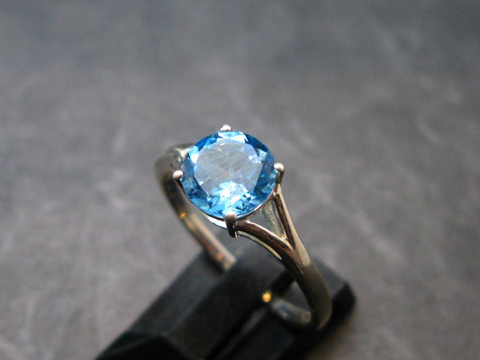 Facetted Blue Topaz Sterling Silver Ring - 1.94 Grams - Size 8