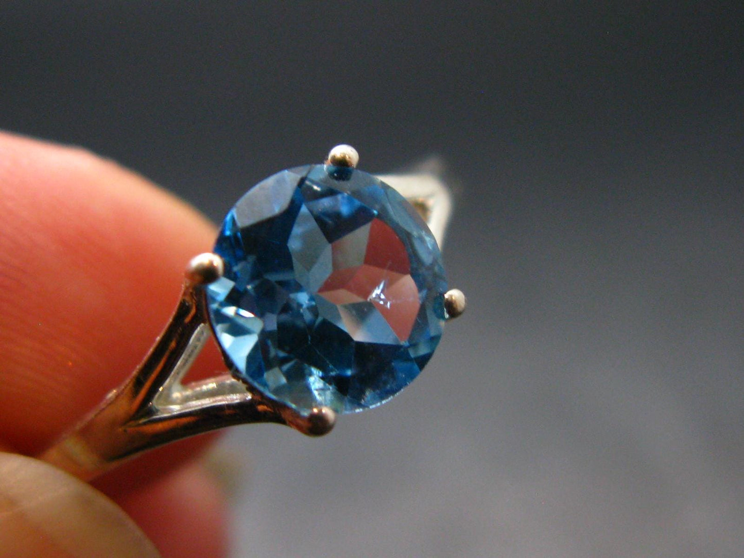 Facetted Blue Topaz Sterling Silver Ring - 1.94 Grams - Size 8