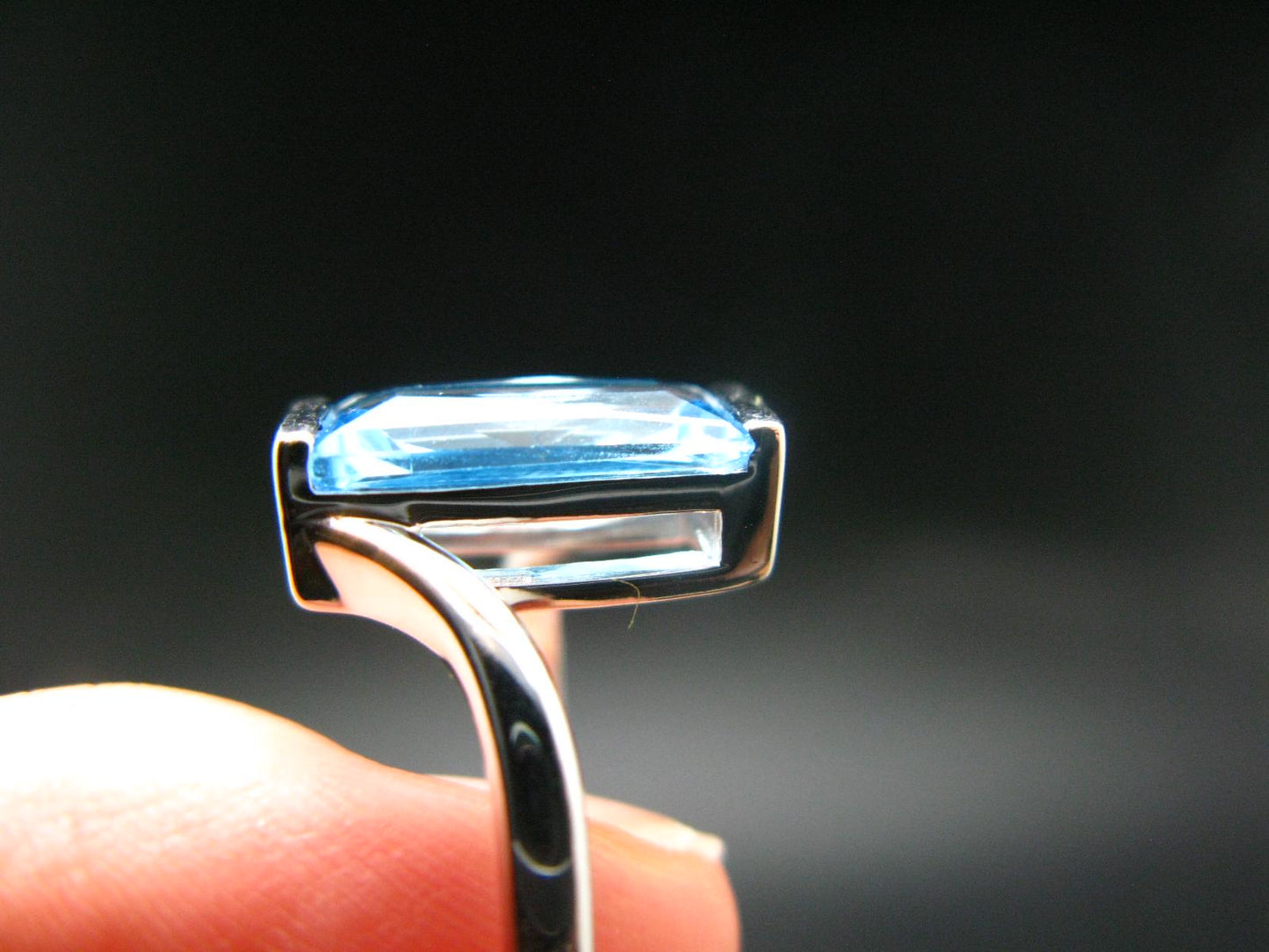 Natural Faceted Round Swiss Blue Topaz Crystal Sterling Silver Ring - 3.71 Grams - Size 6