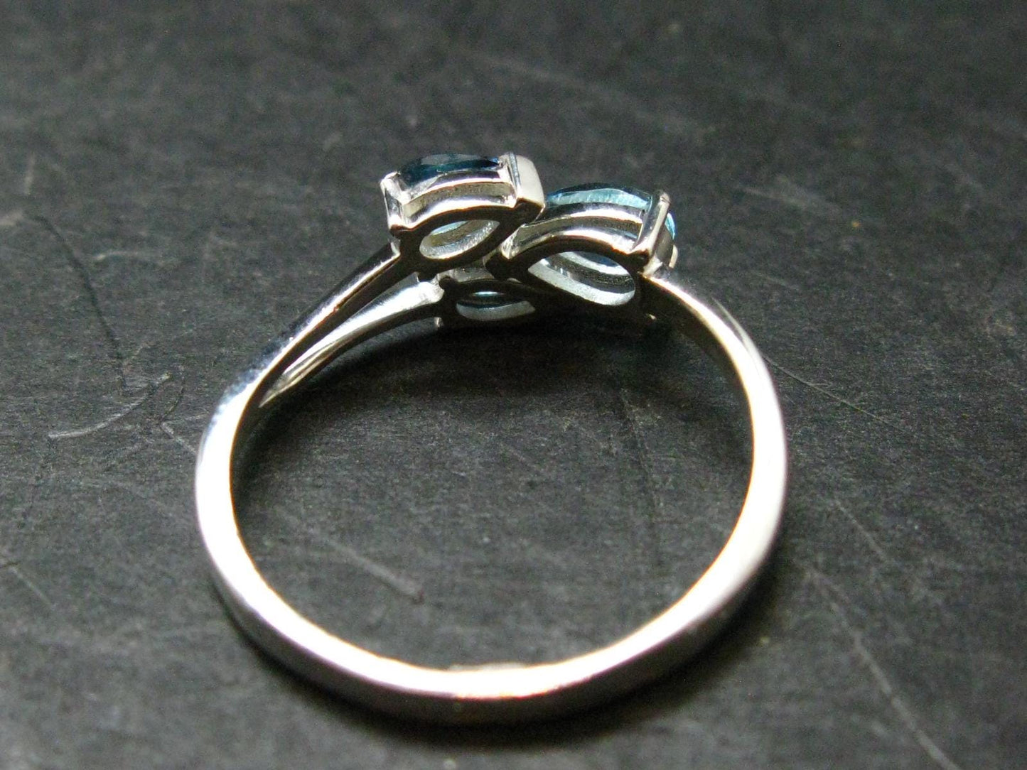 Facetted Blue Topaz Sterling Silver Ring - 1.92 Grams - Size 8