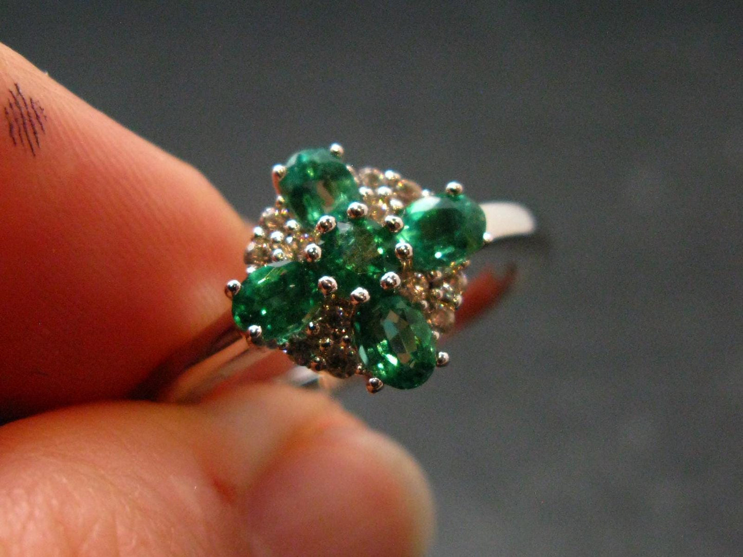 Emerald Faceted Silver Ring from Colombia - 3.54 Grams Total - Size 8.75