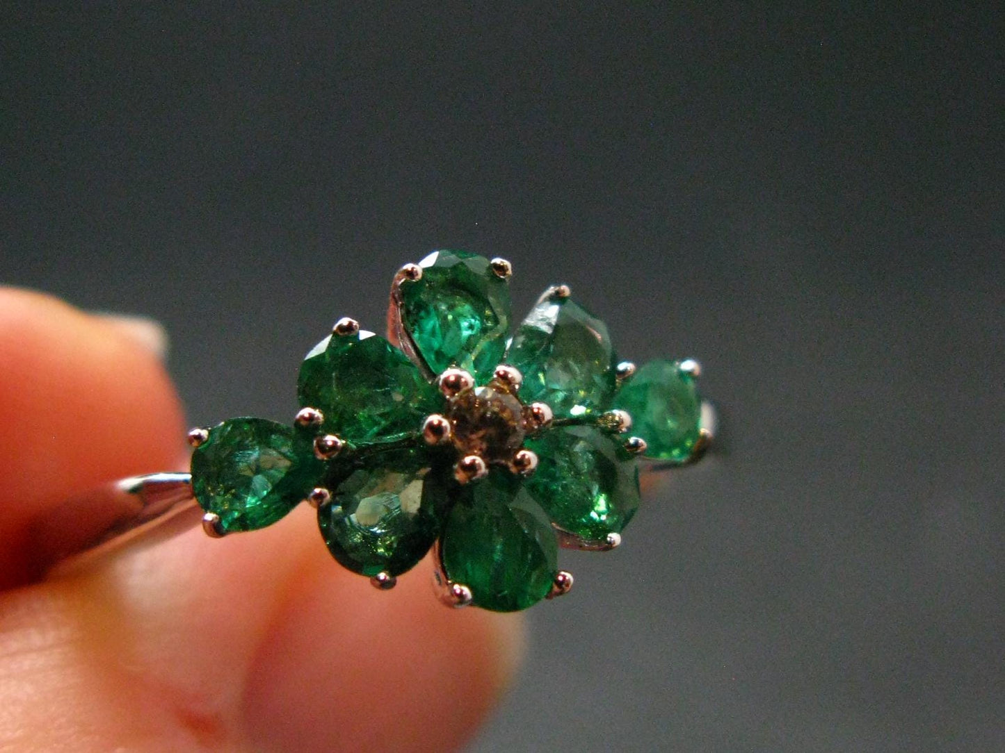 Emerald Faceted Silver Ring from Colombia - 2.71 Grams Total - Size 8