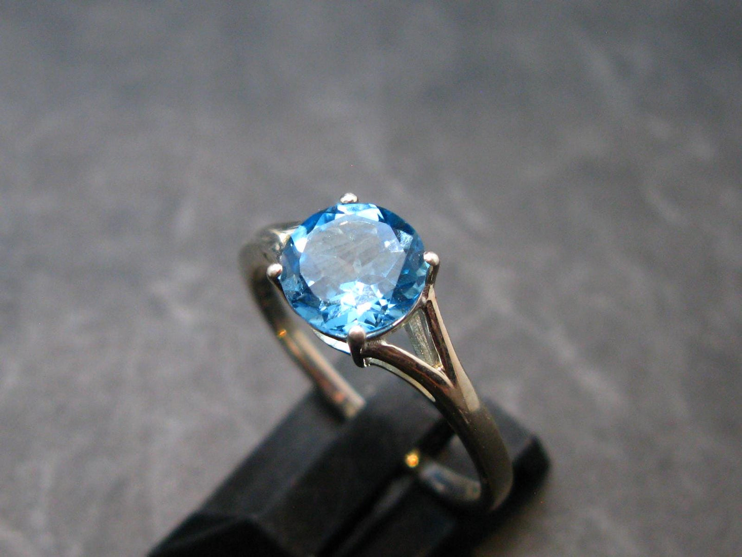 Facetted Blue Topaz Sterling Silver Ring - 1.94 Grams - Size 8