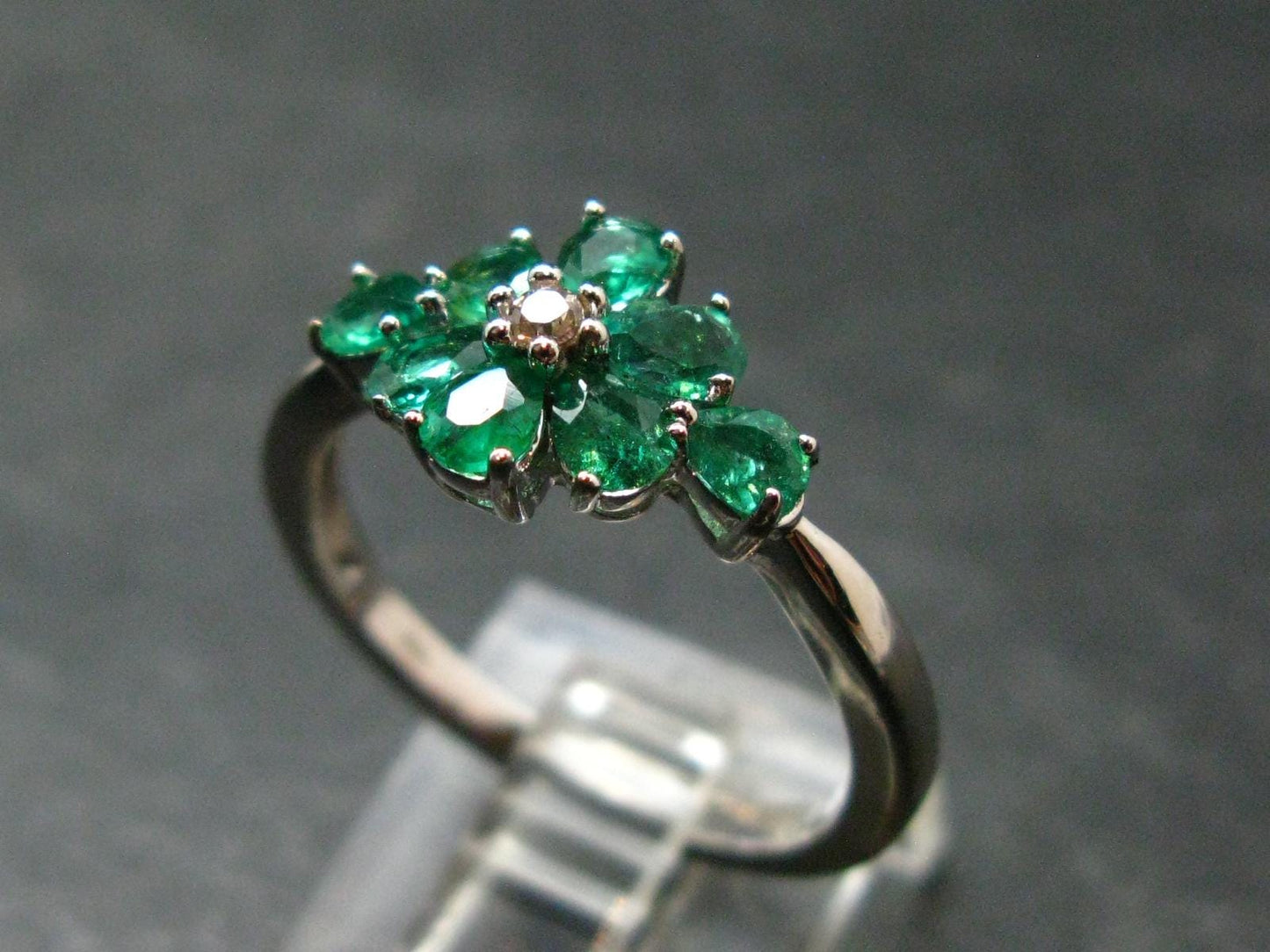 Emerald Faceted Silver Ring from Colombia - 2.71 Grams Total - Size 8