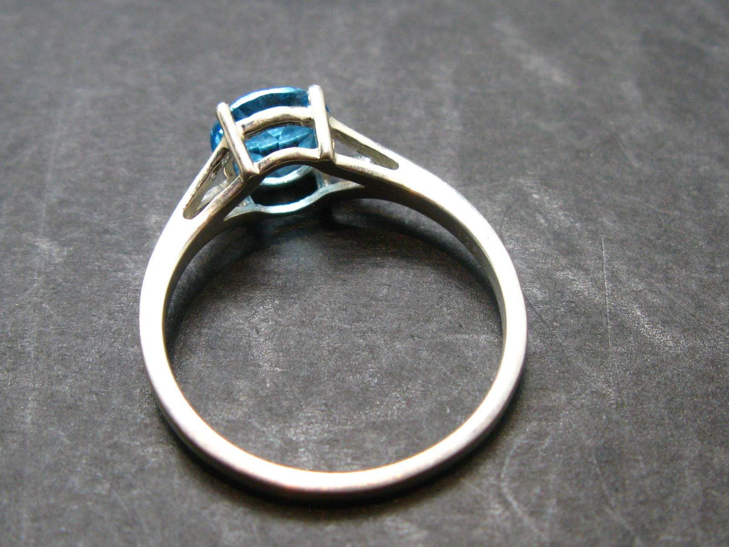 Facetted Blue Topaz Sterling Silver Ring - 1.94 Grams - Size 8