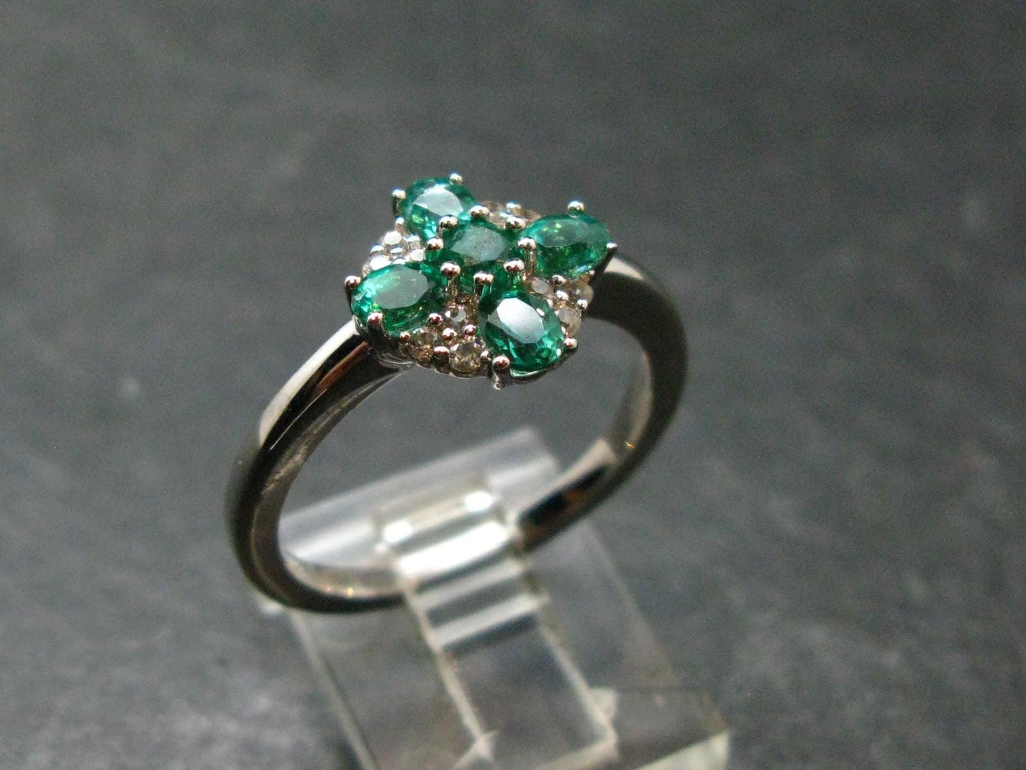 Emerald Faceted Silver Ring from Colombia - 3.54 Grams Total - Size 8.75