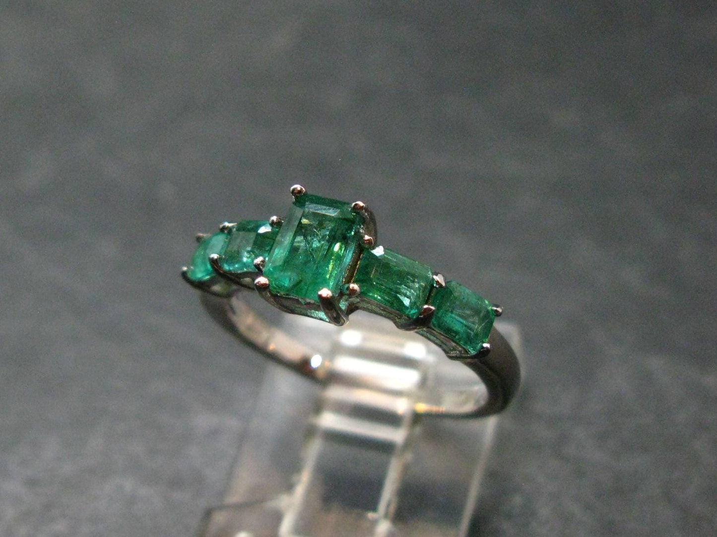 Emerald Faceted Silver Ring from Colombia - 2.13 Grams Total - Size 6