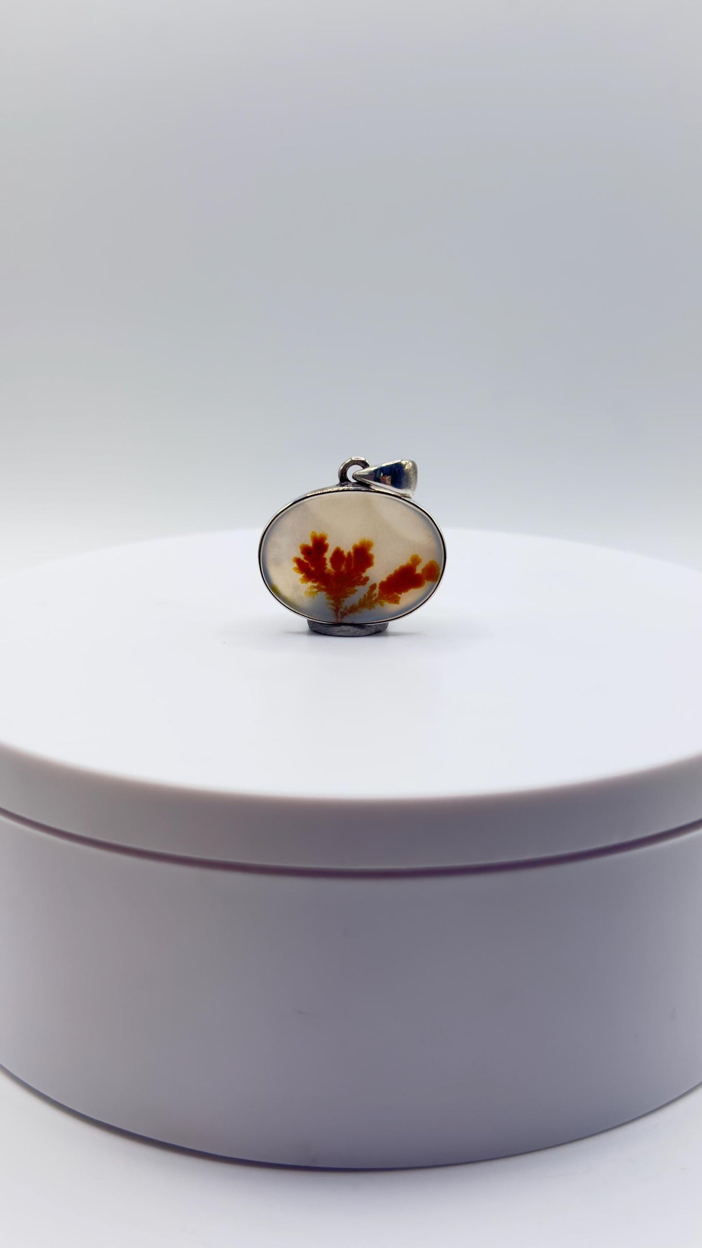 Elegant Dendritic Agate Oval Pendant – Natural Golden Scenic Stone Jewelry