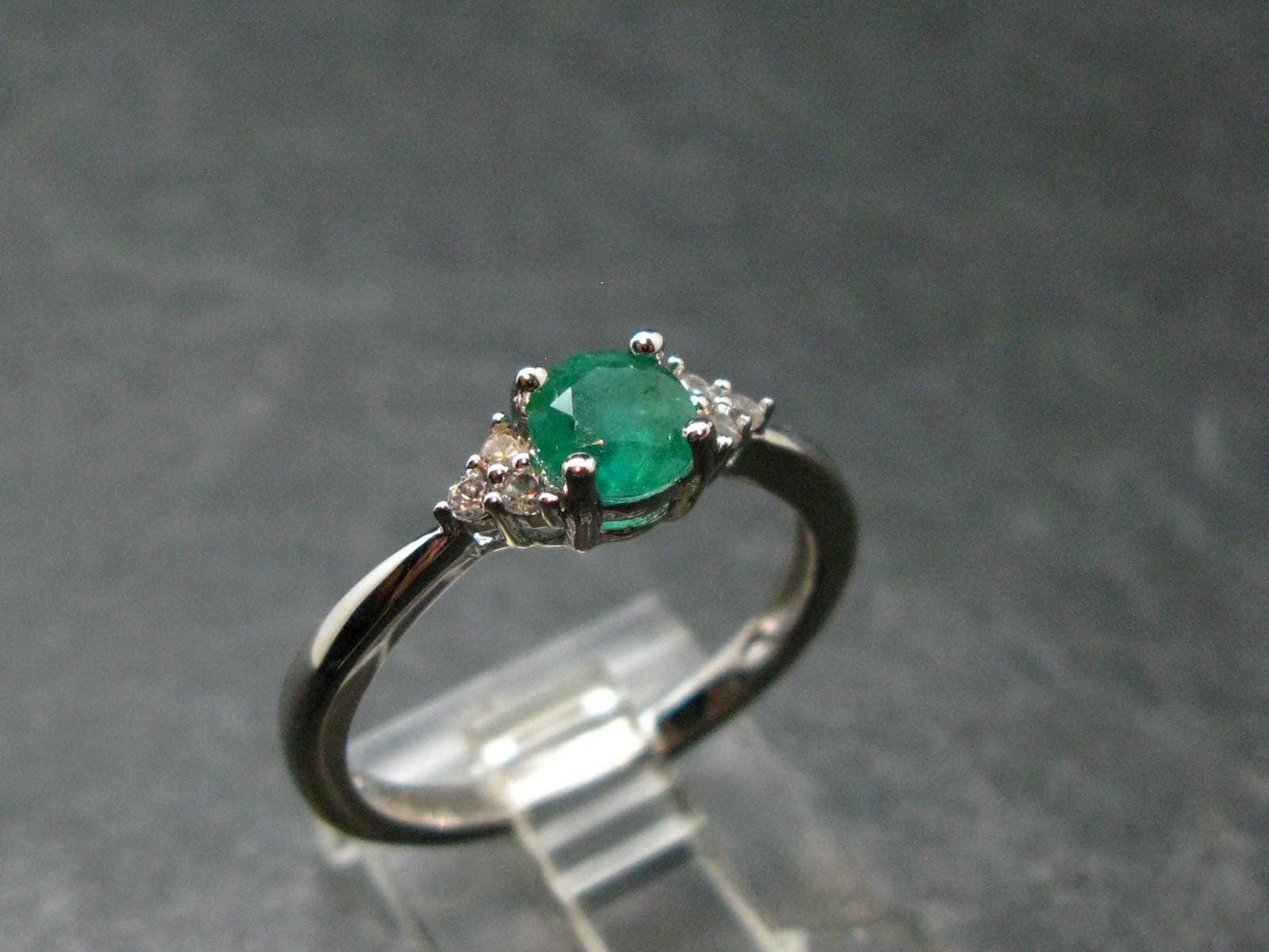 Emerald Faceted Silver Ring from Colombia - 2.35 Grams Total - Size 8