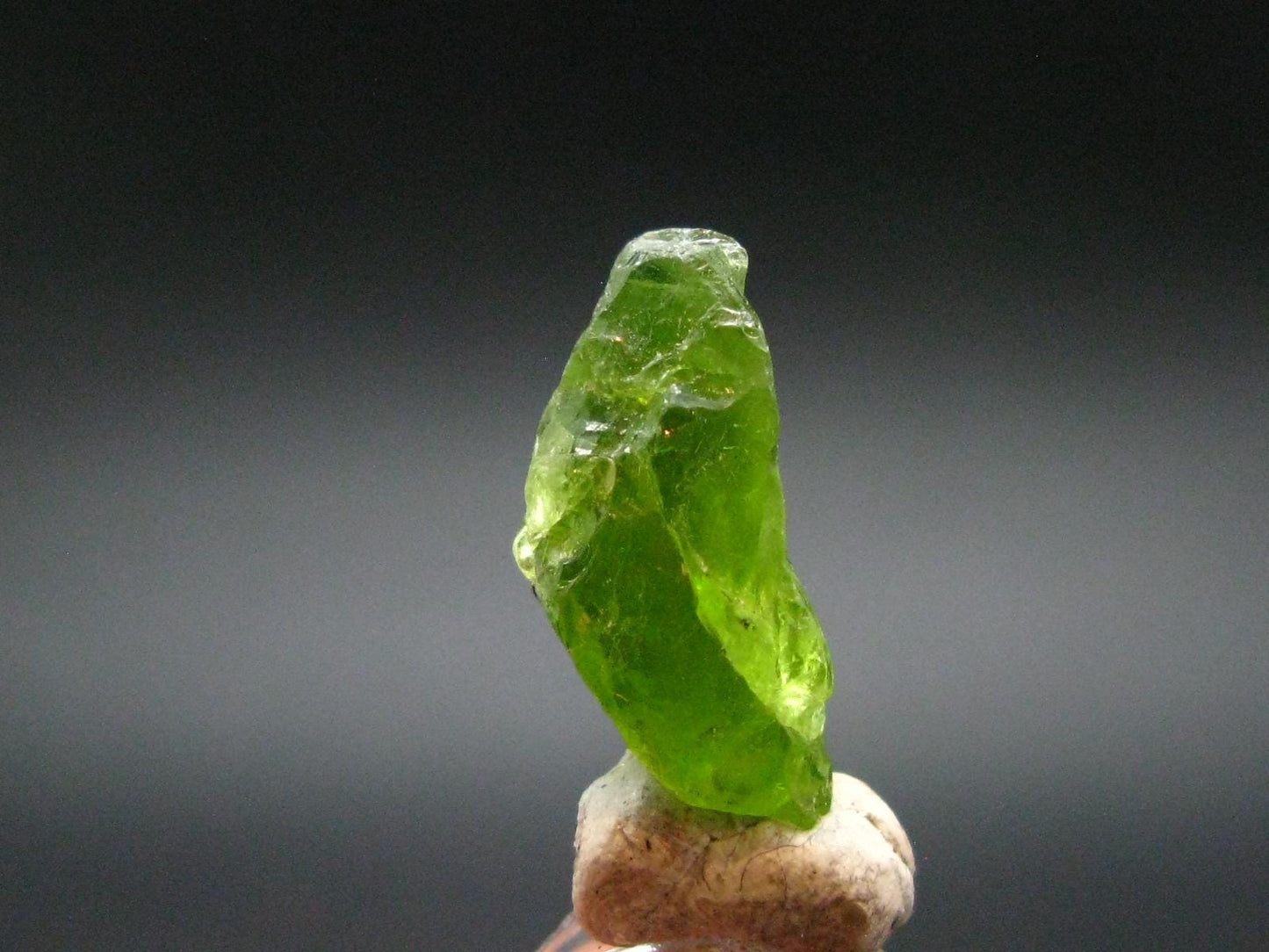 lot of 10 Peridot Olivine Crystals from Arizona, USA - 25.66 Grams