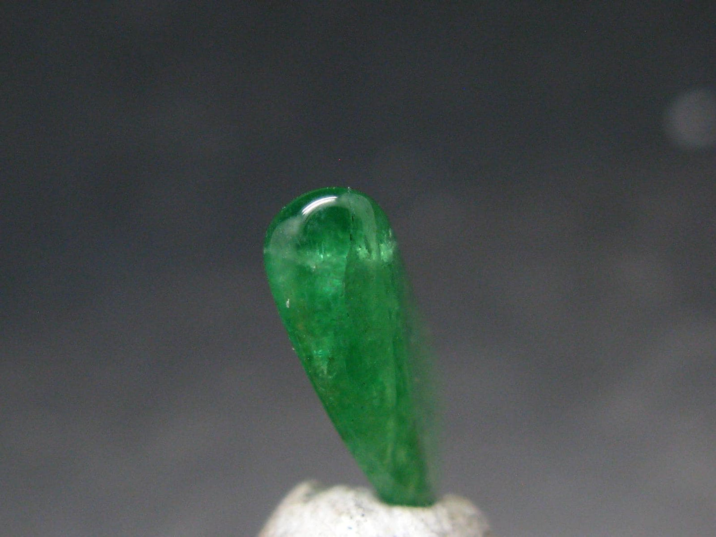 Gem Tsavorite Tsavolite Garnet Tumbled Stone from Tanzania - 3.28 Carats - 0.6"