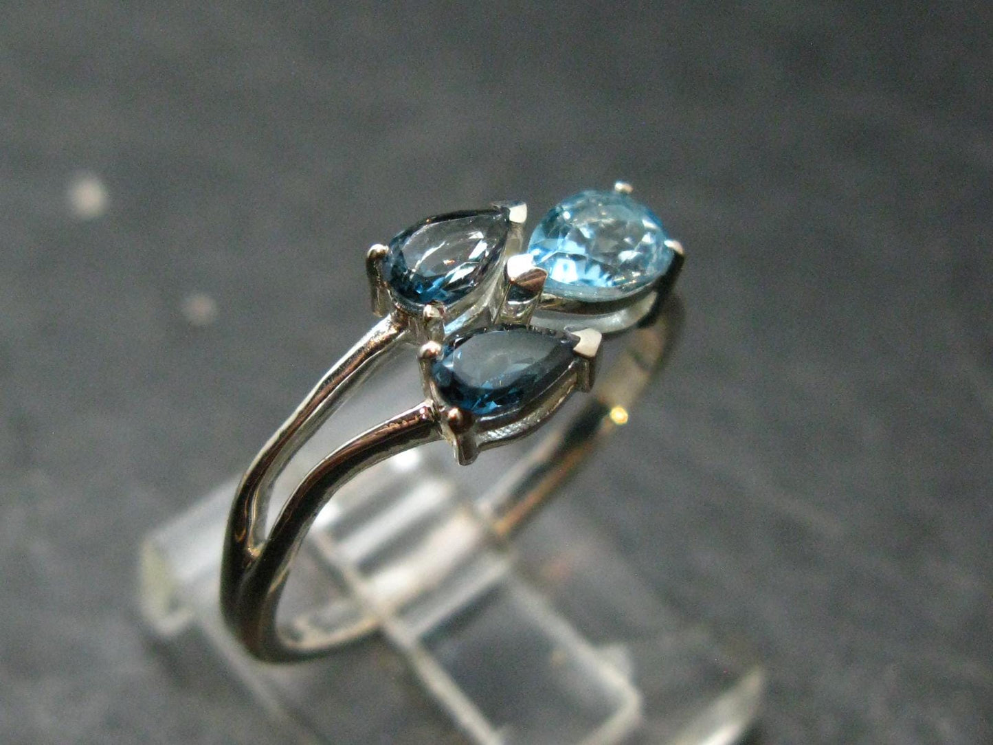 Facetted Blue Topaz Sterling Silver Ring - 1.92 Grams - Size 8