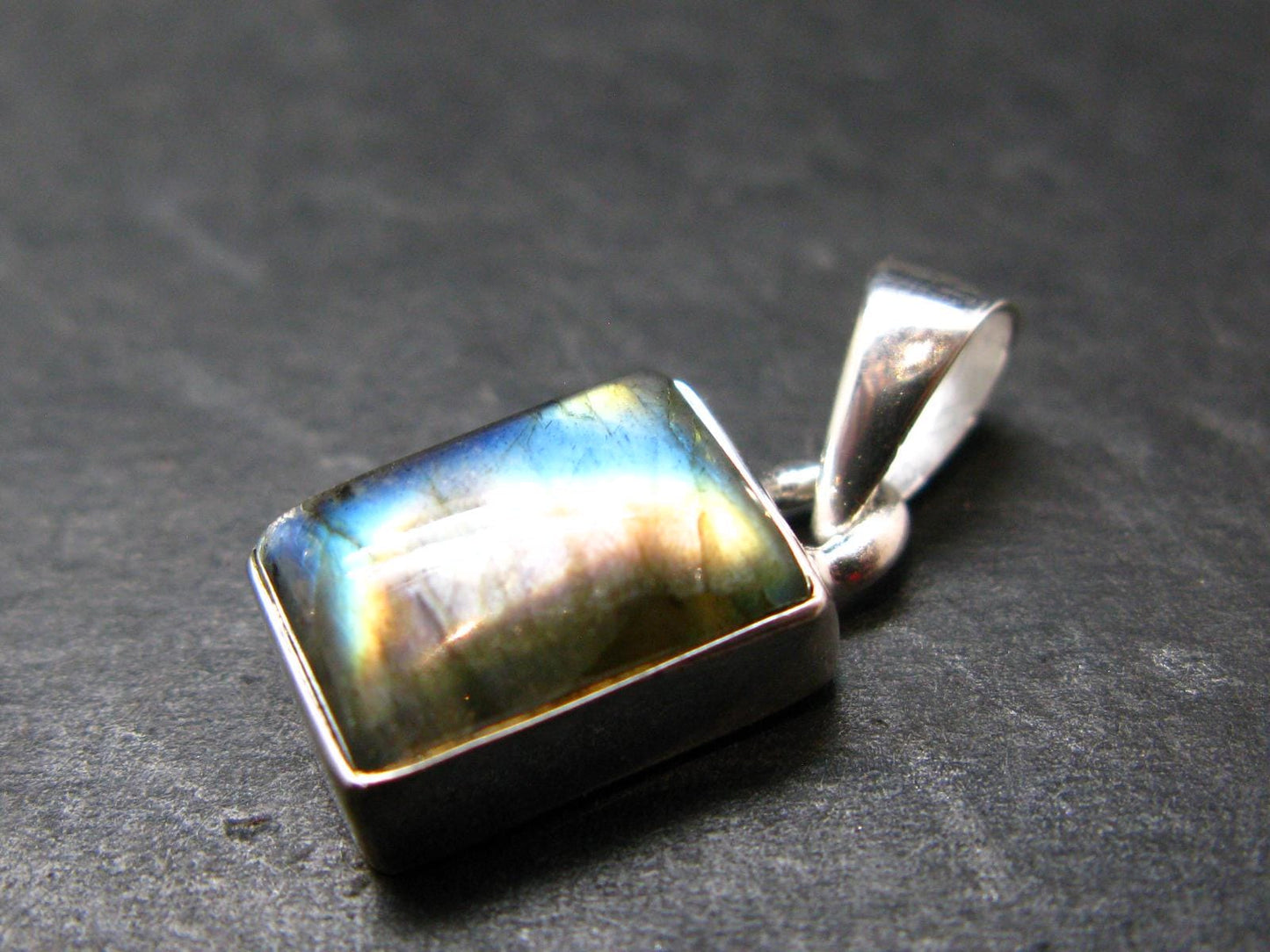 Labradorite Pendant In 925 Sterling Silver From Madagascar - 0.9'' - 2.81 Grams