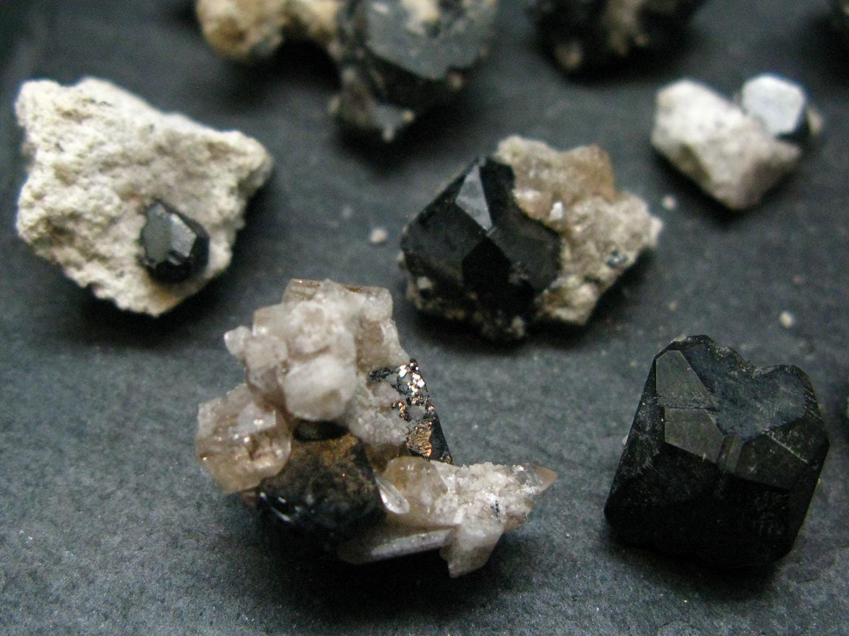 Lot of 10 Topaz & Bixbyite Crystals from Utah, USA - 33.90 Grams