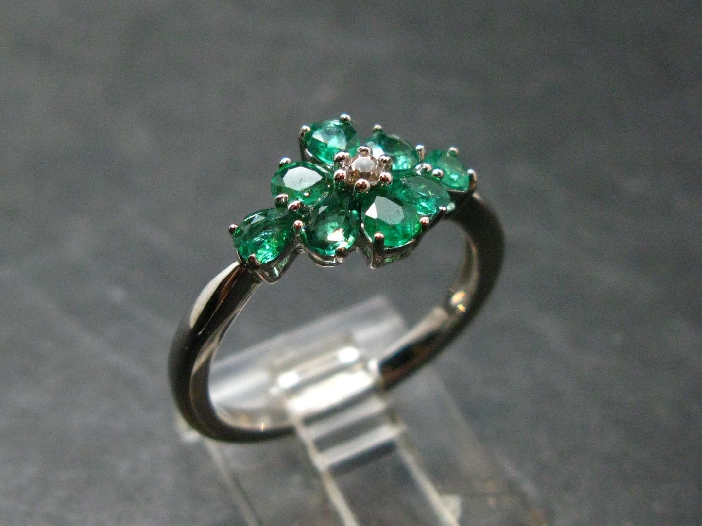 Emerald Faceted Silver Ring from Colombia - 2.71 Grams Total - Size 8