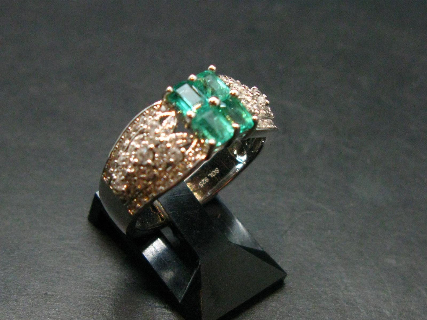 Emerald Crystal Silver Ring from Colombia - 0.83 carats - Size 7.5