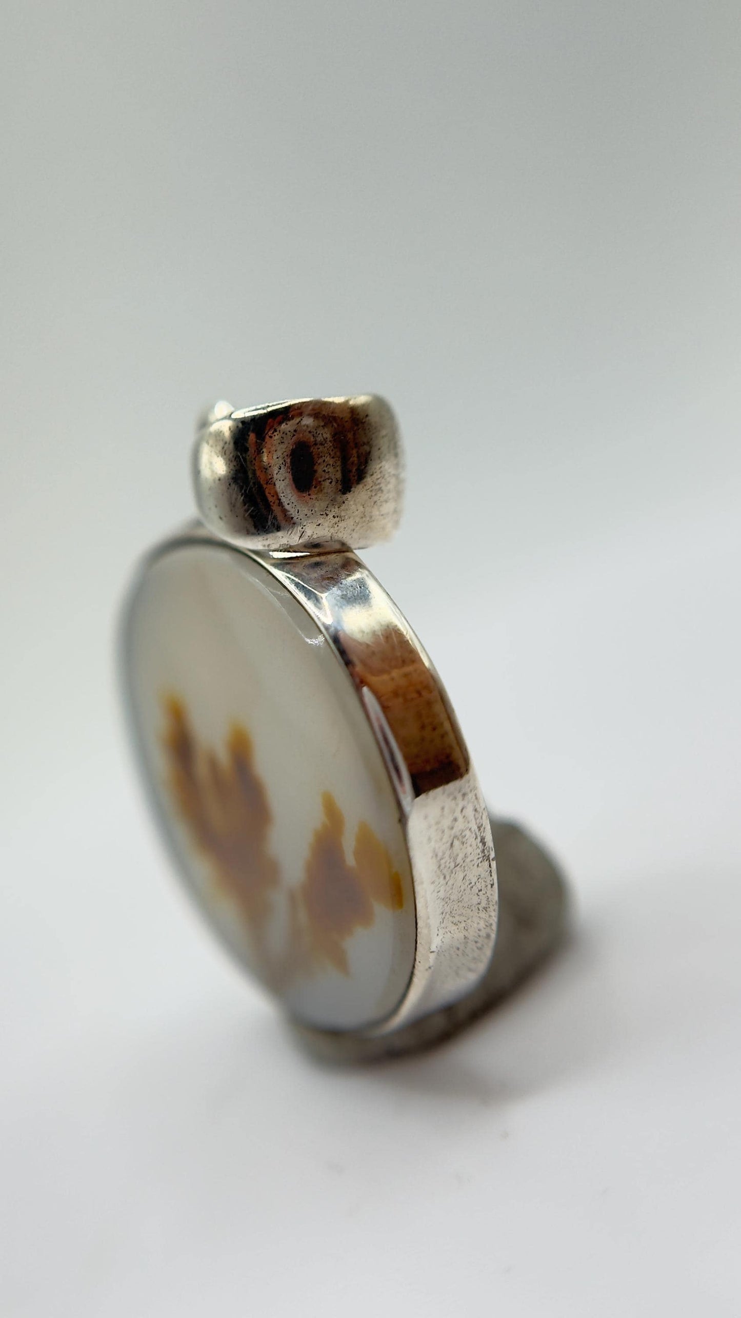 Elegant Dendritic Agate Oval Pendant – Natural Golden Scenic Stone Jewelry
