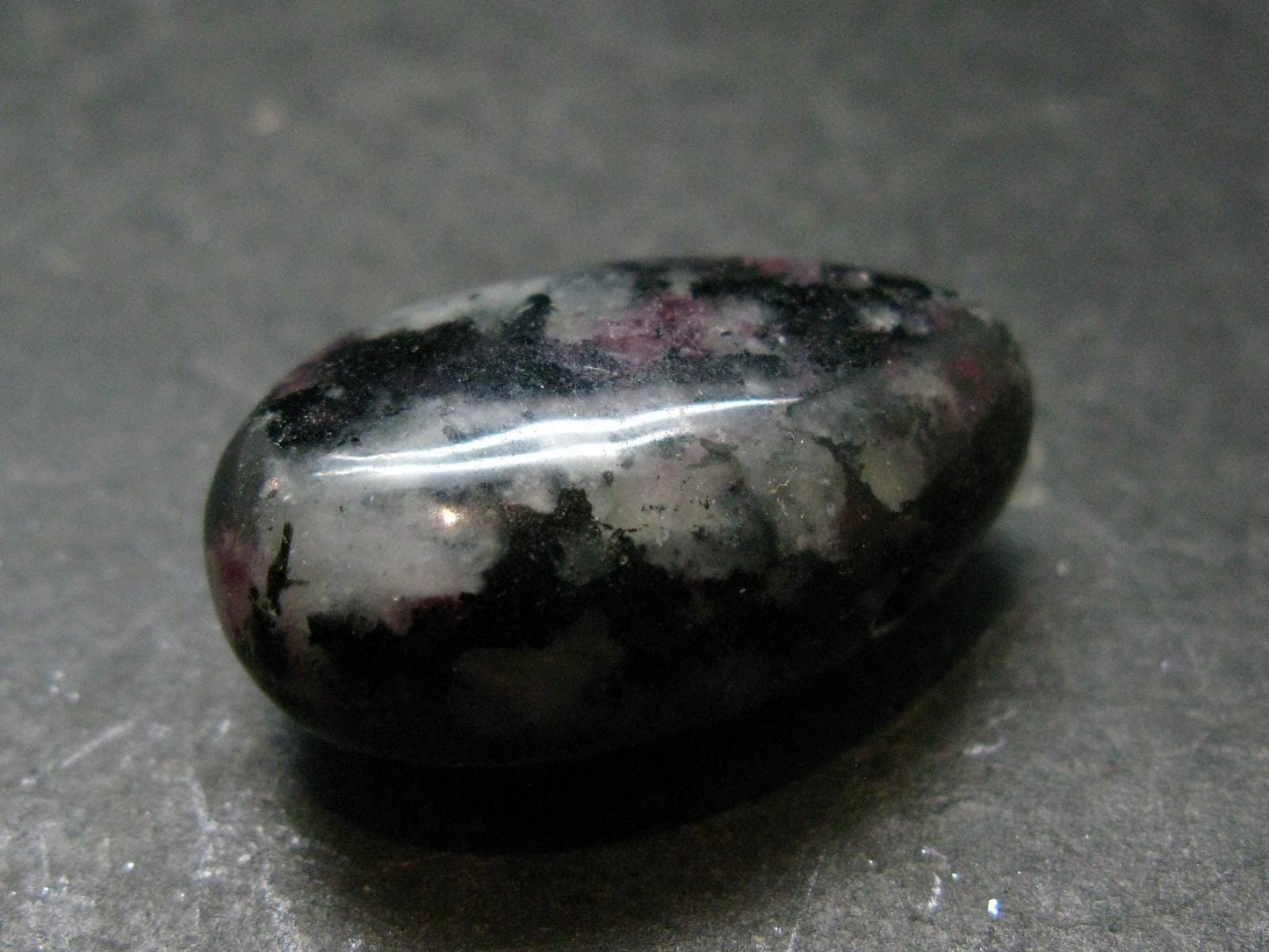 Nice Eudialyte And Aegirine Metal Free Pendant From Russia - 1.2" - 13.30 Grams