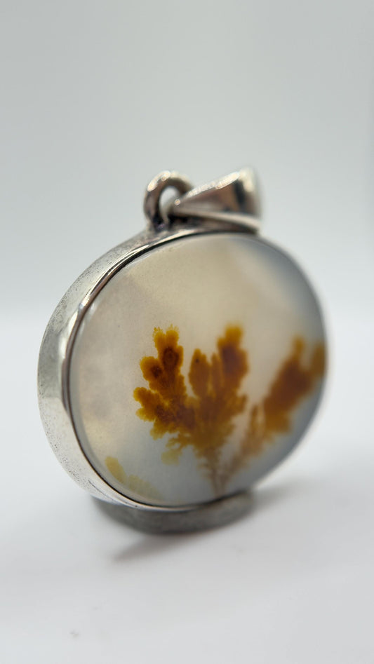 Elegant Dendritic Agate Oval Pendant – Natural Golden Scenic Stone Jewelry